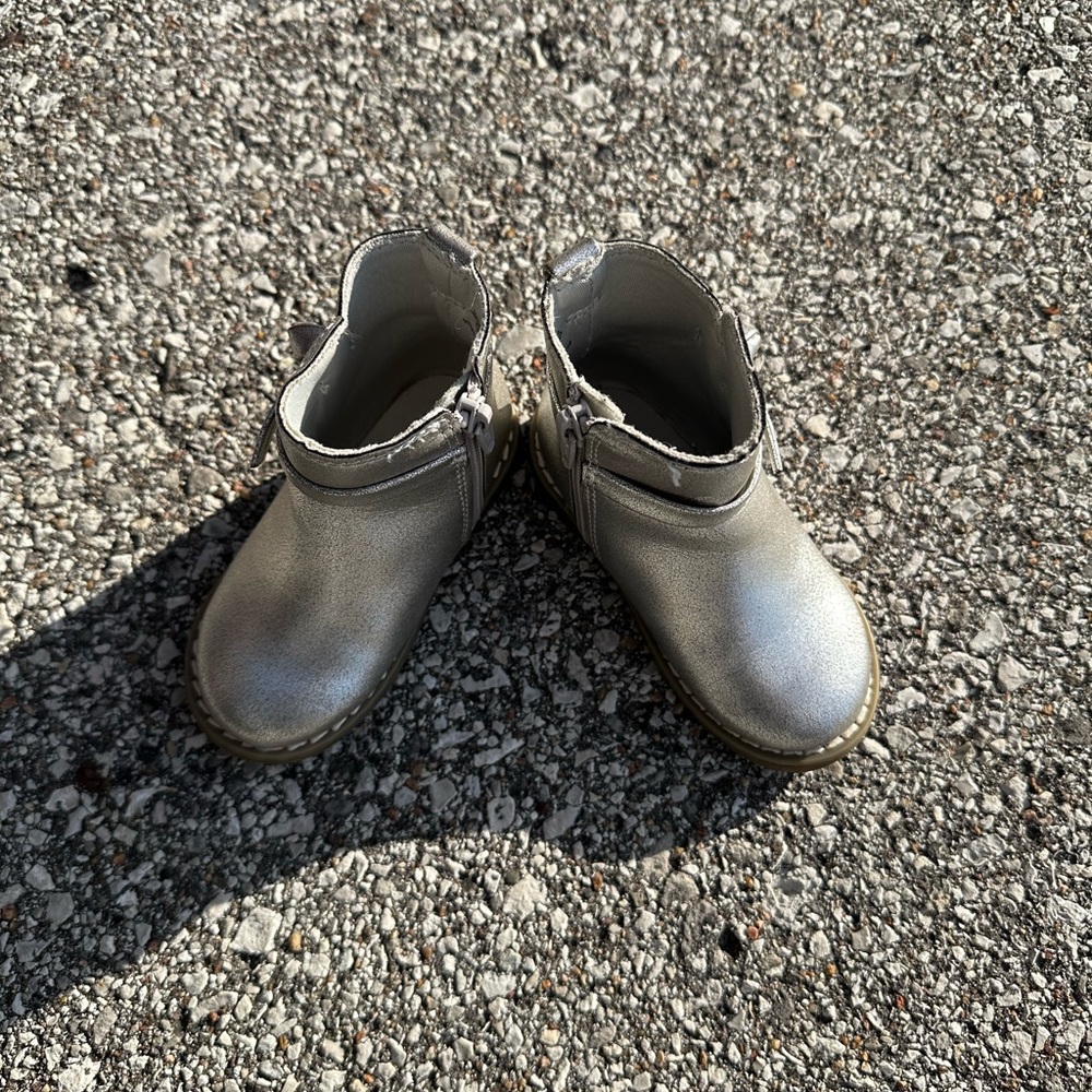 Girls boots metallic